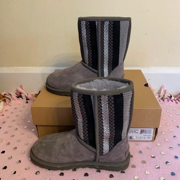 New UGG Women's Classic Short Woven Suede Boot grey with sequins $200
Size 5 - Picture 3 of 13